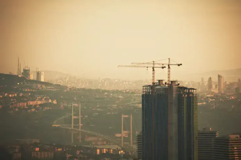 Hindistan'ın Mumbai Kentinde Yüzme Havuzları ve İnşaatlara Su Temini Durduruldu